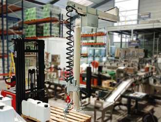 Potence pneumatique avec préhenseur spécifique pour bidons